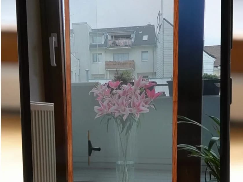 The AR trainer on a phone, showing the squeegee on a real window